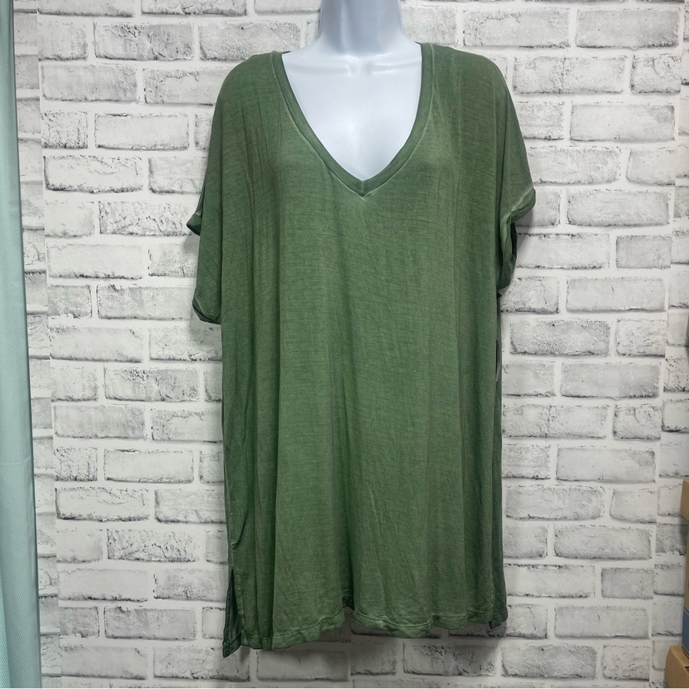 Olivia Sky V-Neck Cuffed Short Sleeve Tee NWT 1X